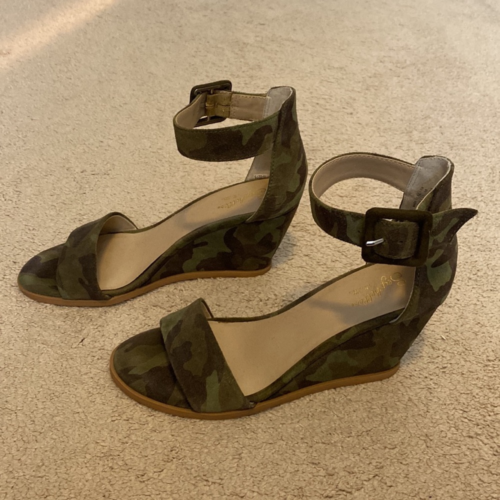 Camo print suede ankle-strap wedges